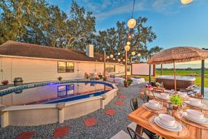 普蘭特城的住宿－Plant City Home with Outdoor Pool!，一个带游泳池和房子的庭院
