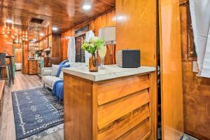 eine Küche und ein Wohnzimmer in einem Wohnwagen in der Unterkunft Charming Tiny Home with Private Hot Tub! in Plant City
