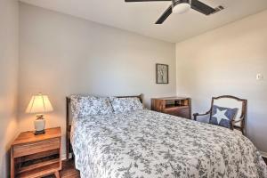 1 dormitorio con 1 cama y 1 lámpara en una mesa en Vacation Rental Home Near College Station, en Bryan