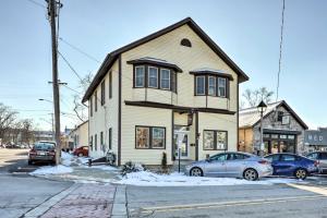 une maison avec des voitures garées devant elle dans l'établissement Cozy Delafield Apartment - Walk to Lake!, à Delafield