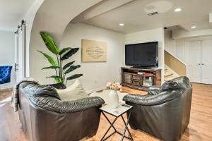 een woonkamer met 2 lederen stoelen en een flatscreen-tv bij Atlanta Area Retreat Near Lake Pet Friendly! in Peachtree City