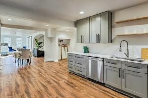 een keuken met witte kasten en een harde houten vloer bij Atlanta Area Retreat Near Lake Pet Friendly! in Peachtree City