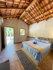 戈亞斯的住宿－Pousada Flor de Laranjeira，一间卧室设有一张床和木制天花板
