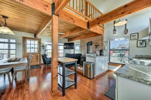 Il comprend une cuisine et un salon avec des plafonds en bois. dans l'établissement Pet-Friendly Fredericksburg Cabin with Hot Tub!, à Luckenbach