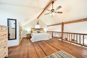 une chambre avec un lit et un ventilateur de plafond dans l'établissement Pet-Friendly Fredericksburg Cabin with Hot Tub!, à Luckenbach