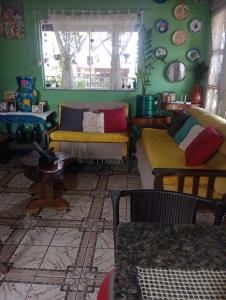 uma sala de estar com dois sofás e uma mesa em Casa da Joci em Bonito