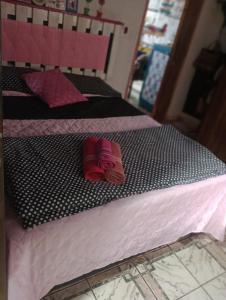un par de zapatillas sentadas encima de una cama en Casa da Joci en Bonito
