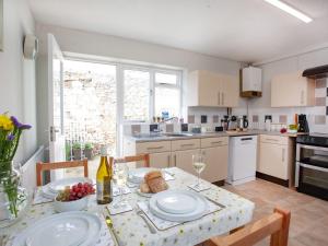 una cocina con una mesa con platos de comida. en Jubilee Cottage en Dawlish
