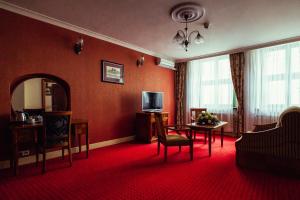 a living room with a couch and a television at Heban Hotel in Toruń