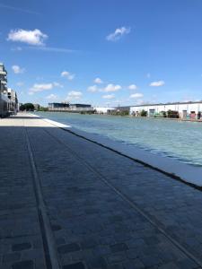 una carretera junto a un cuerpo de agua en Magnifique appartement Paris, bord du canal, en Pantin