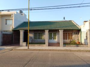 un edificio con techo verde en una calle en Alojamientos Litoral - Casa Palma en Gualeguaychú