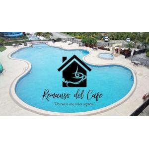 un cartello per una piscina in un resort di Remanso del café a La Tebaida