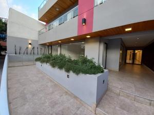 un gran edificio con plantas en un patio en Monoambiente confortable y moderno en Salta