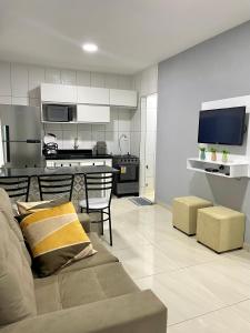sala de estar con sofá y cocina en Casa Flat Caminho da Praia, en Maragogi