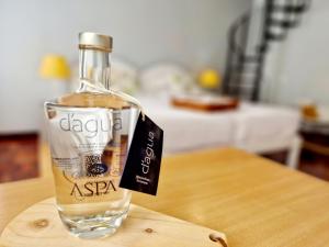 een fles alcohol bovenop een tafel bij ASPA - São Paulo Studios in Funchal