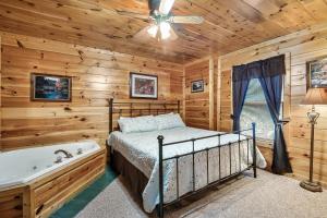 Postelja oz. postelje v sobi nastanitve Cubby Bear Smoky Mountain Cabin - Summer Rates!!