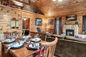 Restorāns vai citas vietas, kur ieturēt maltīti, naktsmītnē Cubby Bear Smoky Mountain Cabin - Summer Rates!!