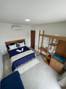 1 dormitorio pequeño con 1 cama y armario de madera en Casa aconchegante Pontal do Atalaia Vista Mar, en Arraial do Cabo