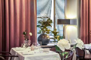 una sala da pranzo con tavolo e tovaglie bianche di Best Western Hotel Baltic a Sundsvall