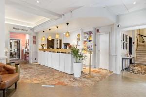 eine Lobby eines Ladens mit Topfpflanze in der Unterkunft Best Western Hotel Baltic in Sundsvall