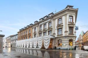 - un grand rideau blanc devant le bâtiment dans l'établissement Best Western Hotel Baltic, à Sundsvall