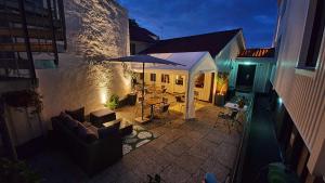 une terrasse avec un parasol, une table et des chaises dans l'établissement Sure Hotel by Best Western Centralhotellet, à Västervik