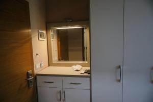 Bilik mandi di Hotel Celiku