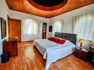 - une chambre avec un grand lit et un plafond en bois dans l'établissement Refugio Génesis habitaciones Lago de Tota, à Tota