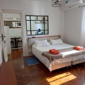 a bedroom with a bed and a table and a window at Acogedor apartamento céntrico. Obelisco. in Buenos Aires