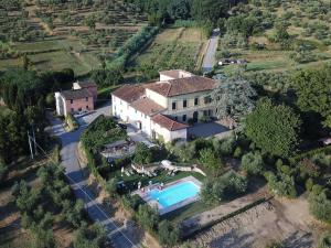 uma vista aérea de uma casa com piscina em Simplistic Holiday Home in Pistoia with Terrace Garden em Pistoia