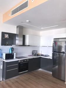 - une cuisine avec des appareils en noir et blanc et un réfrigérateur dans l'établissement mall of istanbul, à Basaksehir