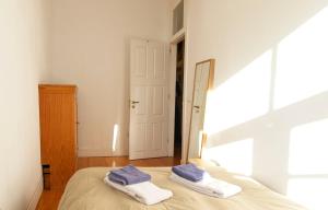 波多的住宿－Ribeira Smart Flat，一间卧室配有一张床,上面有两条毛巾