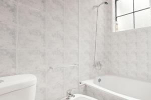 波多的住宿－Ribeira Smart Flat，带浴缸、卫生间和盥洗盆的浴室