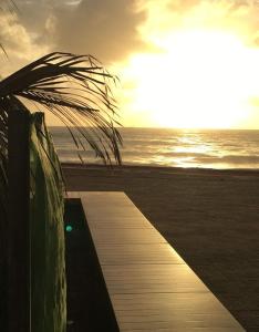 vistas a una playa con puesta de sol en Casa do italiano, en Maceió