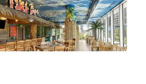 亞特蘭大的住宿－Margaritaville by Wyndham - Atlanta，餐厅设有木桌、椅子和窗户。