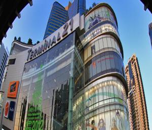 ein hohes Glasgebäude mit vielen Fenstern in der Unterkunft Studio Nana by iCheck inn in Bangkok