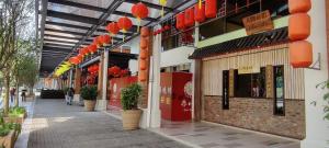 une passerelle dans un bâtiment avec des lanternes orange dans l'établissement My Daily Homestay - Miri Times Square, à Miri