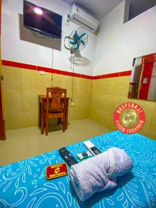 a bedroom with a bed with a tv on the wall at HOSPEDAJE PISCIS TARAPOTO in Tarapoto