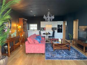 uma sala de estar com um sofá rosa e uma mesa em The Richmond - Uk40459 em Newsham