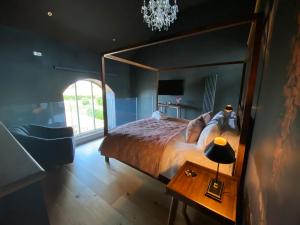 1 dormitorio con 1 cama con espejo grande en The Richmond - Uk40459 en Newsham