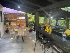 een patio met een tafel en stoelen en een tafel en stoelen bij Hacienda La Huerta Puerto Plata, 2 BDR 