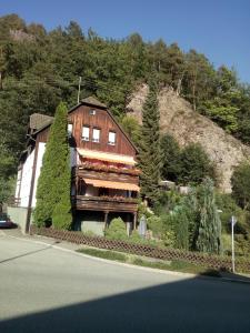 una casa sentada al costado de un camino en Haus Wander-Lust, en Lauterbach