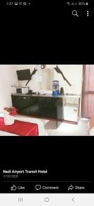 Una foto de una habitación con cama y escritorio en Nadi Airport Transit Hotel en Nadi