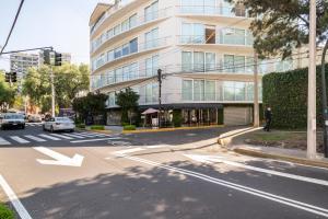 een kruising van een straat met een gebouw bij Capitalia San Angel Inn in Mexico-Stad