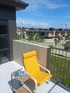 サンフアンにあるSeafront OnCall - private jacuzzi with 4 cozy bedroomsの黄色い椅子とテーブル付きのバルコニー
