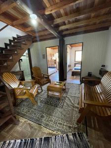 uma sala de estar com cadeiras de baloiço e uma escadaria em Hostel e Pousada Vale Mirante da Rocha em Timbe do Sul