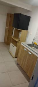 cocina con armarios de madera y encimera en N7 7 Habitación con Baño Privado y Kitchenette, en Montevideo