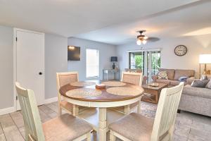 Posezení v ubytování South Tampa Retreat Fenced Yard, Top Location!