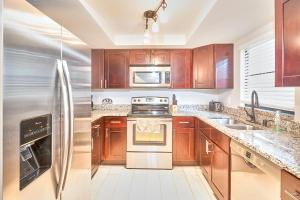 Kuchyň nebo kuchyňský kout v ubytování South Tampa Retreat Fenced Yard, Top Location!