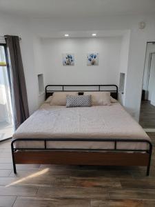 a large bed in a room with at 3407 Luxury option for your visit in Orlando +5 photos